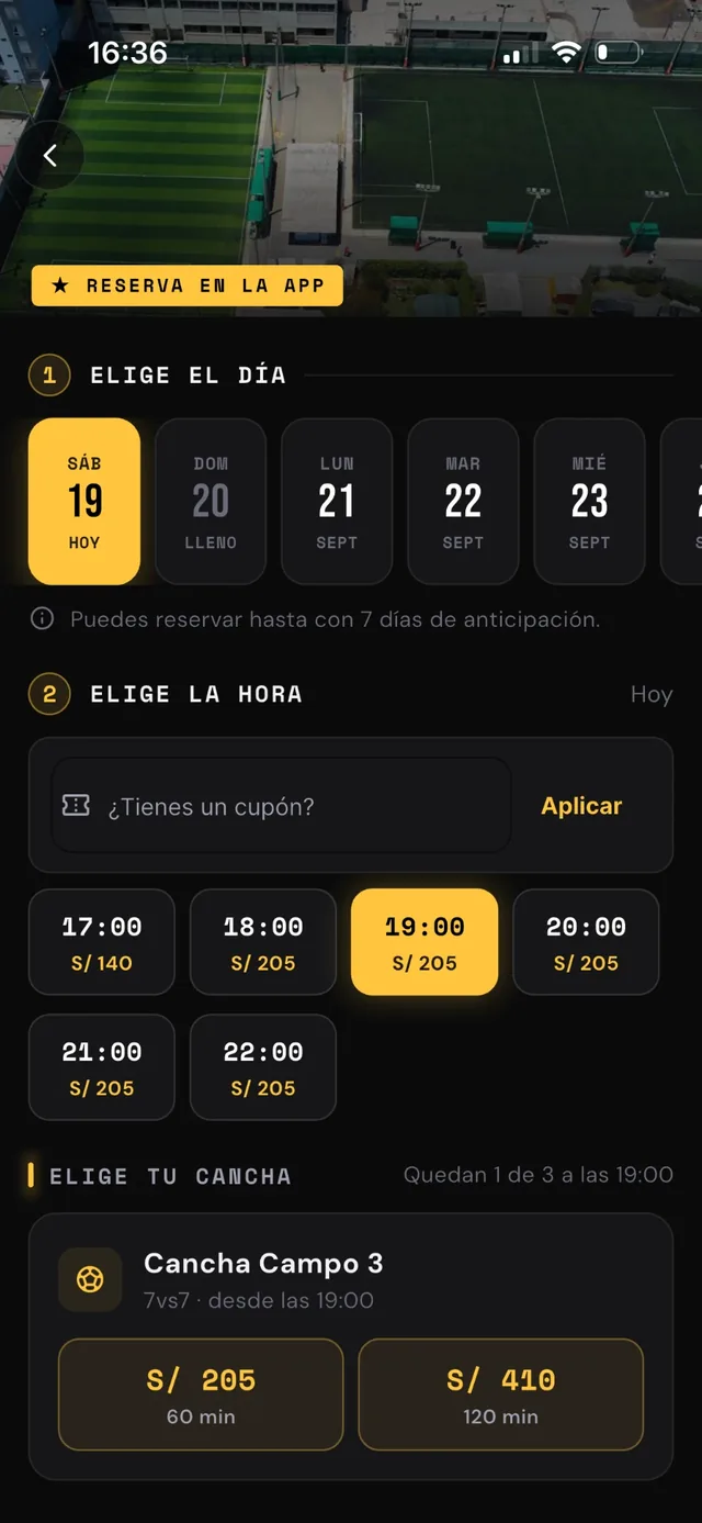 2. Eligen día y hora: Tus horas libres con tu precio por turno, tus cupones y cuántas canchas te quedan.