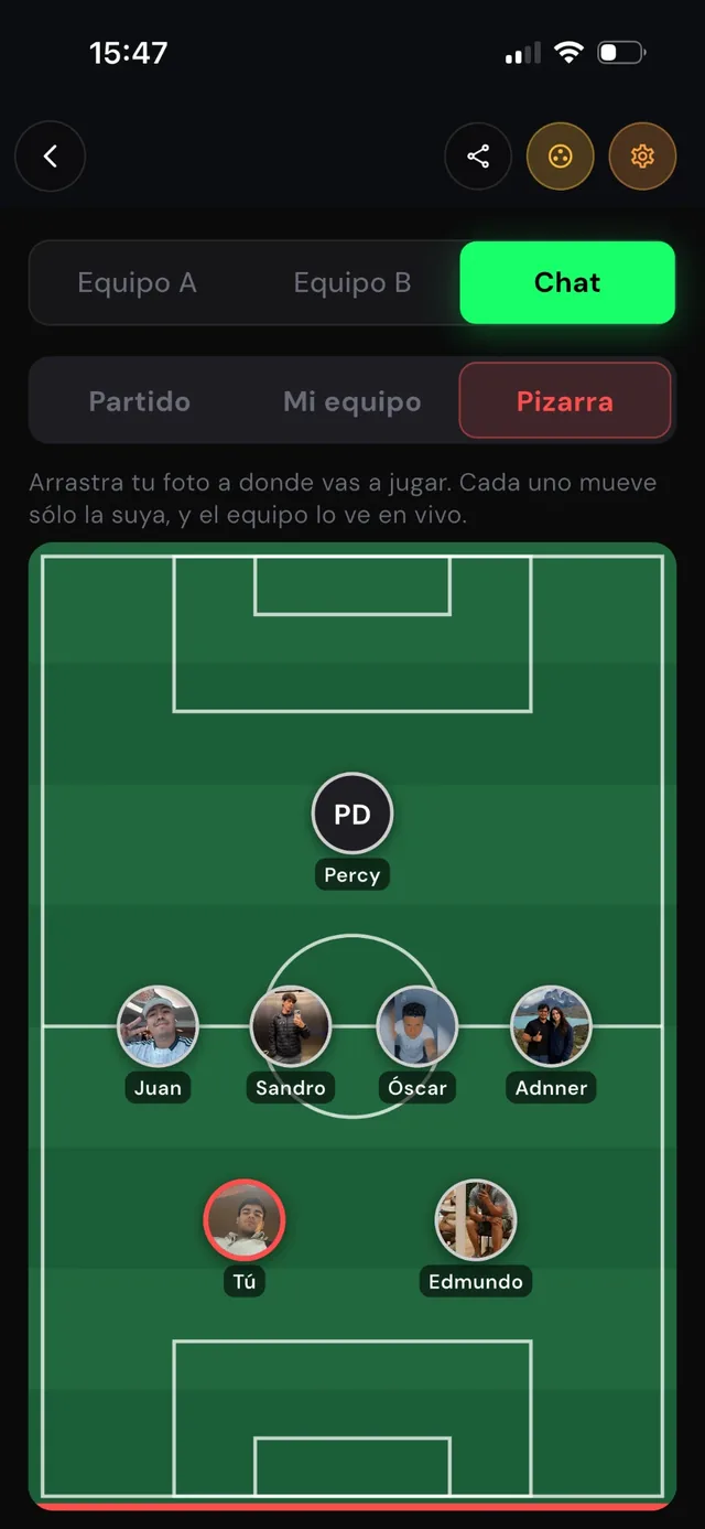 3. Se arma y se juega: Equipos, chat y pizarra en vivo. Gente que no se conocía ya sabe dónde queda tu cancha.